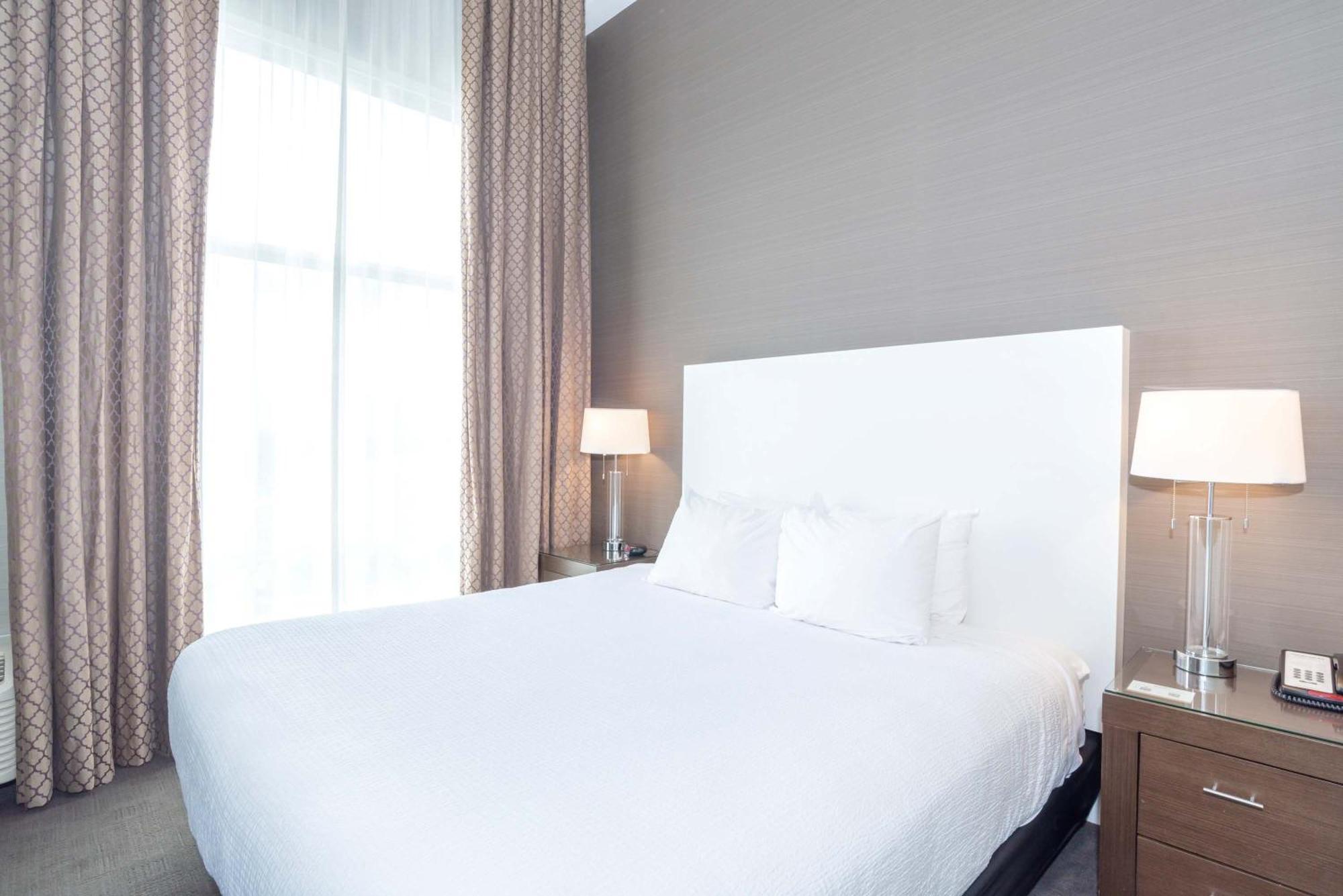 Hotel Sandman Airport 3*