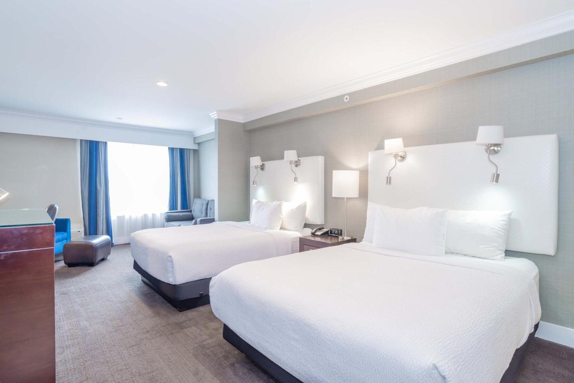 Hotel Sandman Airport 3*