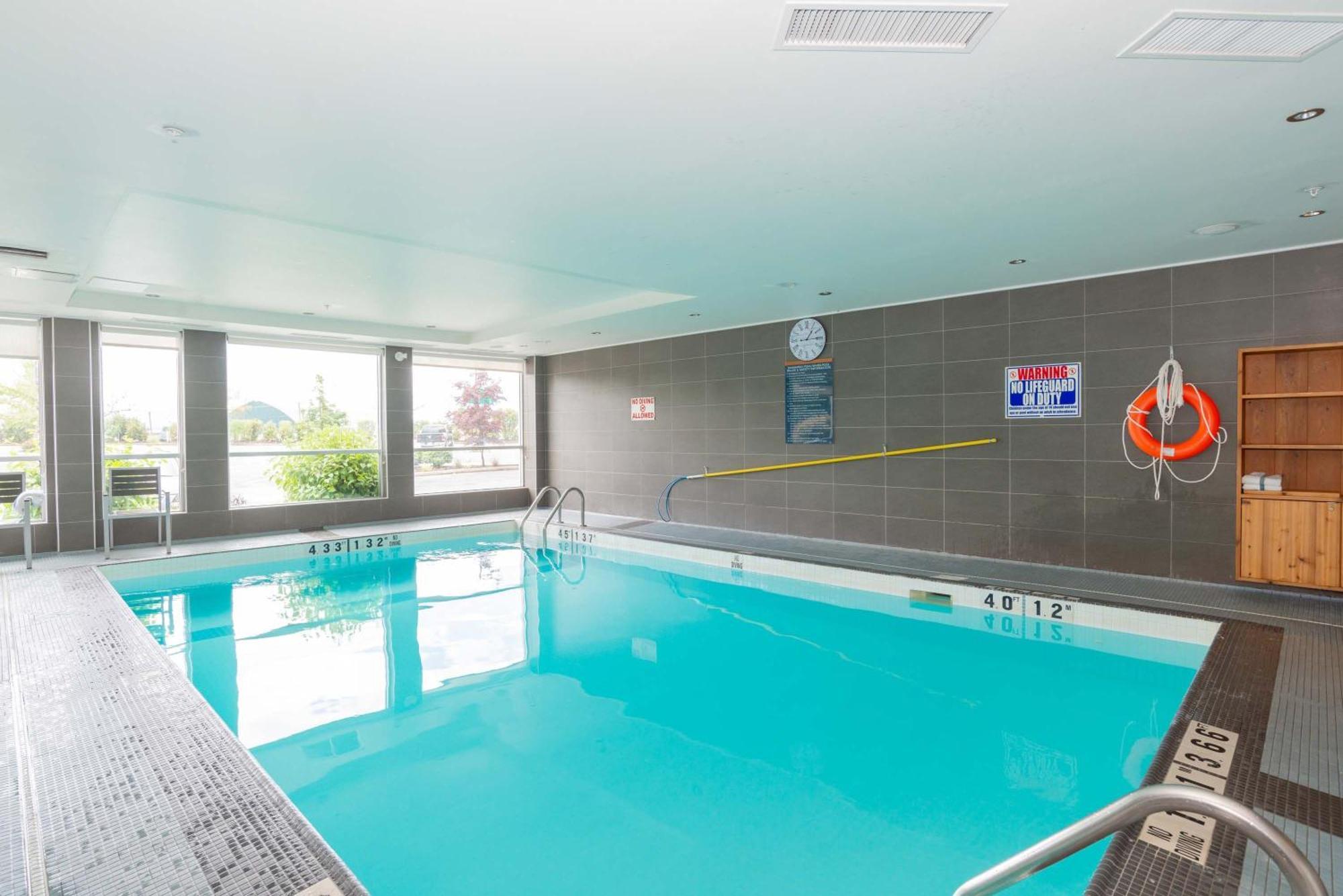 Hotel Sandman Airport 3*