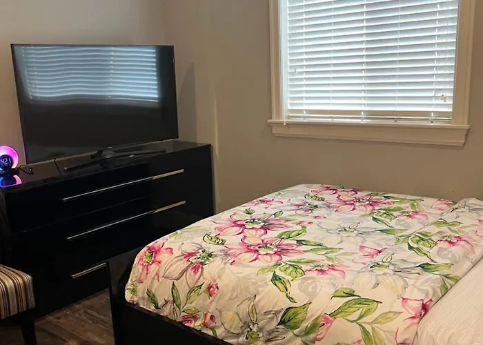 Spacious !!! Newer Home 2 Bedrooms Entire Suite !! Near Airport !!!!