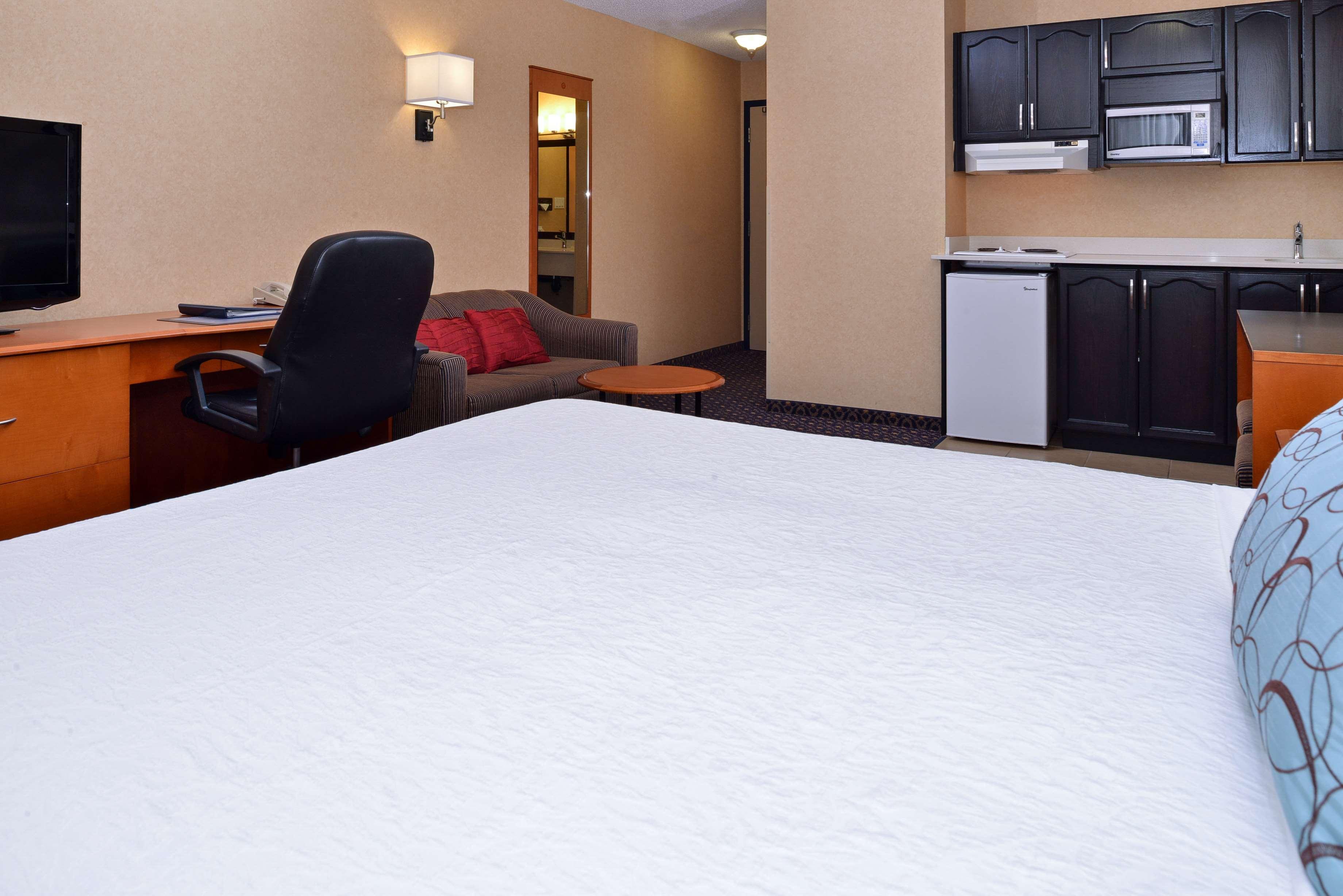 Hotel Western Regency And Conference Centre