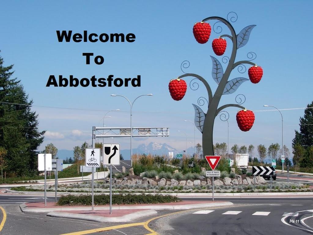 Anita's Homestay - Bedroom On Ground Floor With Backyard Is Downstairs Homestay Abbotsford