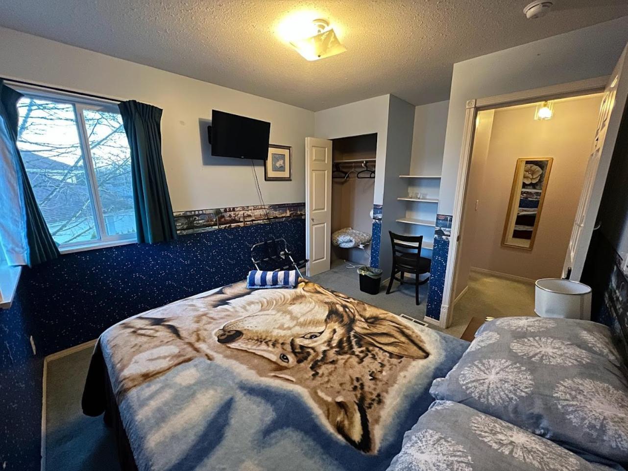 Anita's Homestay - Bedroom On Ground Floor With Backyard Is Downstairs Homestay Abbotsford