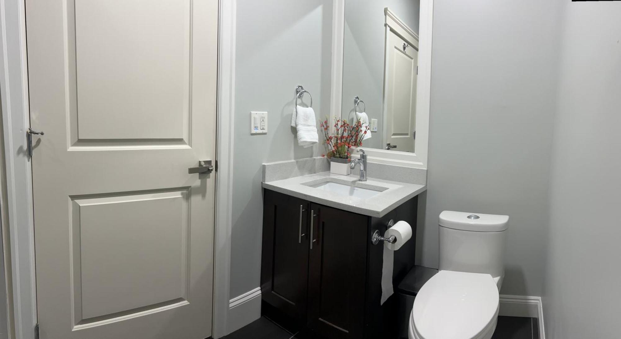 Spacious !!! Newer 2 Bedrooms Entire !! Near Airport !!!! Holiday home Abbotsford
