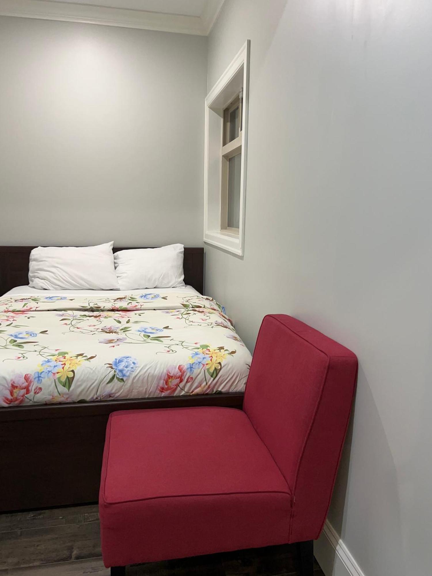 Spacious !!! Newer 2 Bedrooms Entire !! Near Airport !!!! Holiday home *