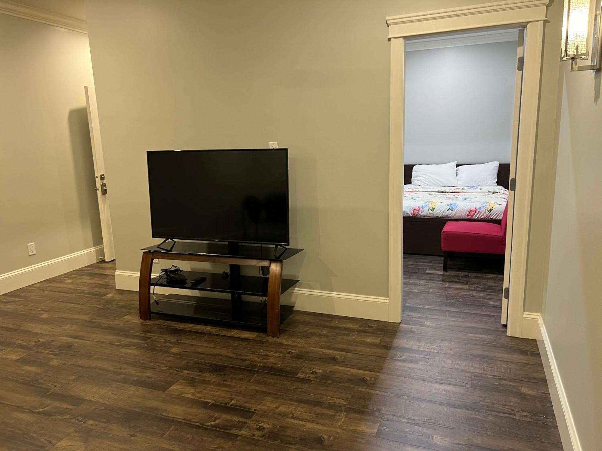 Spacious !!! Newer 2 Bedrooms Entire !! Near Airport !!!!