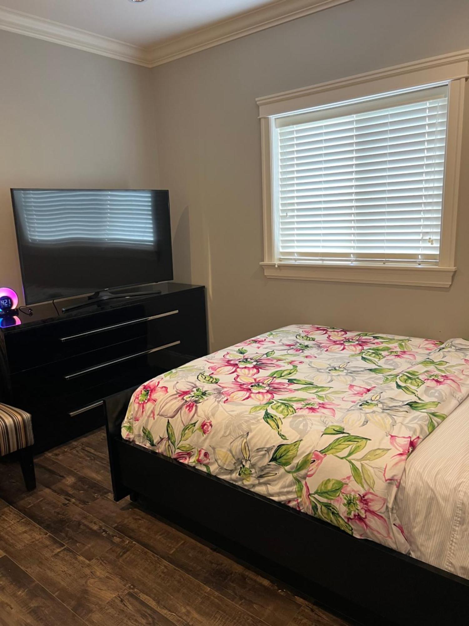 Spacious !!! Newer 2 Bedrooms Entire !! Near Airport !!!! * Abbotsford