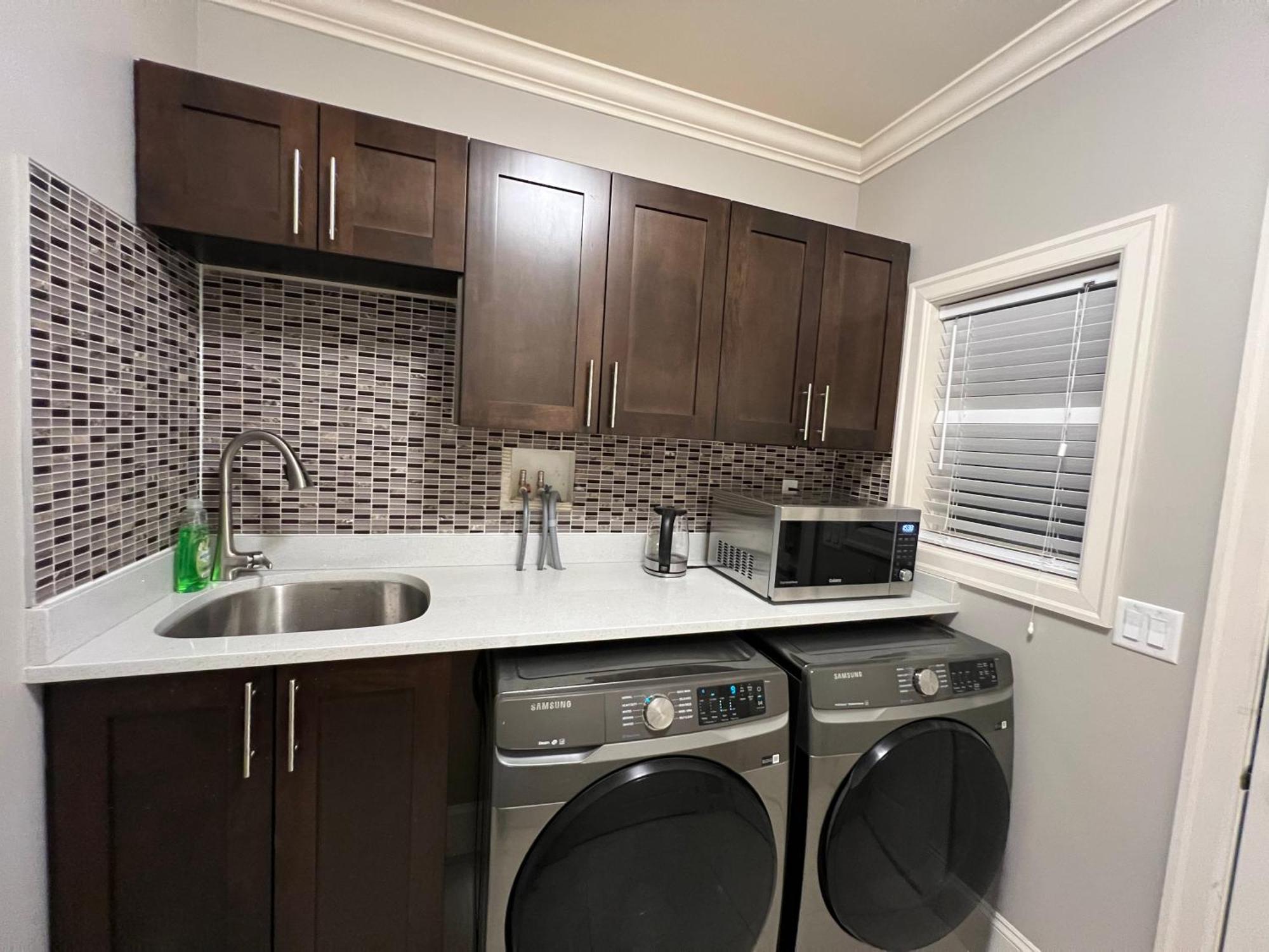 Spacious !!! Newer 2 Bedrooms Entire !! Near Airport !!!! Holiday home *
