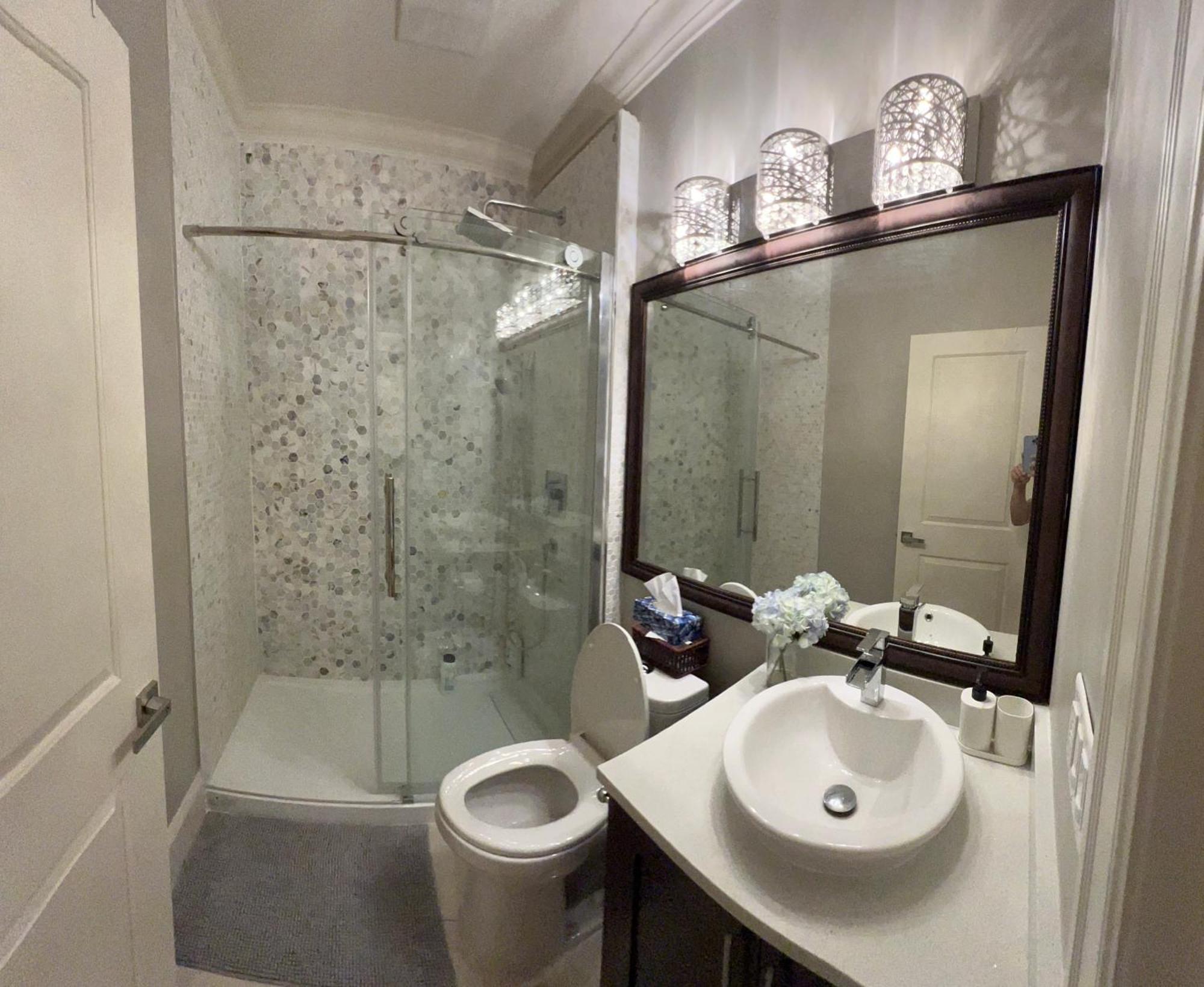 Spacious !!! Newer 2 Bedrooms Entire !! Near Airport !!!! * Abbotsford