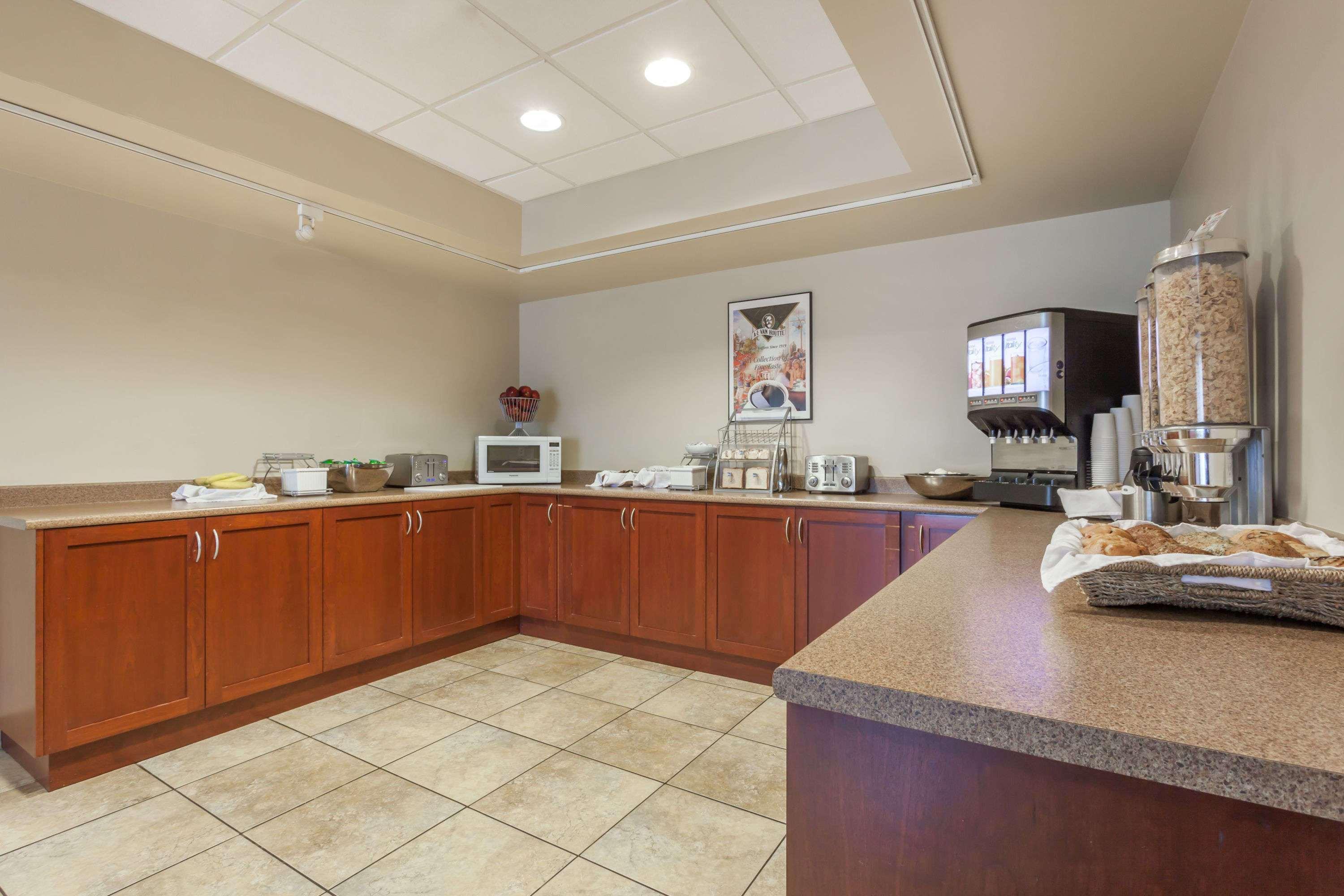 Hotel Super 8 By Wyndham Bc 2*