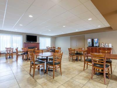 Super 8 By Wyndham Bc Hotel