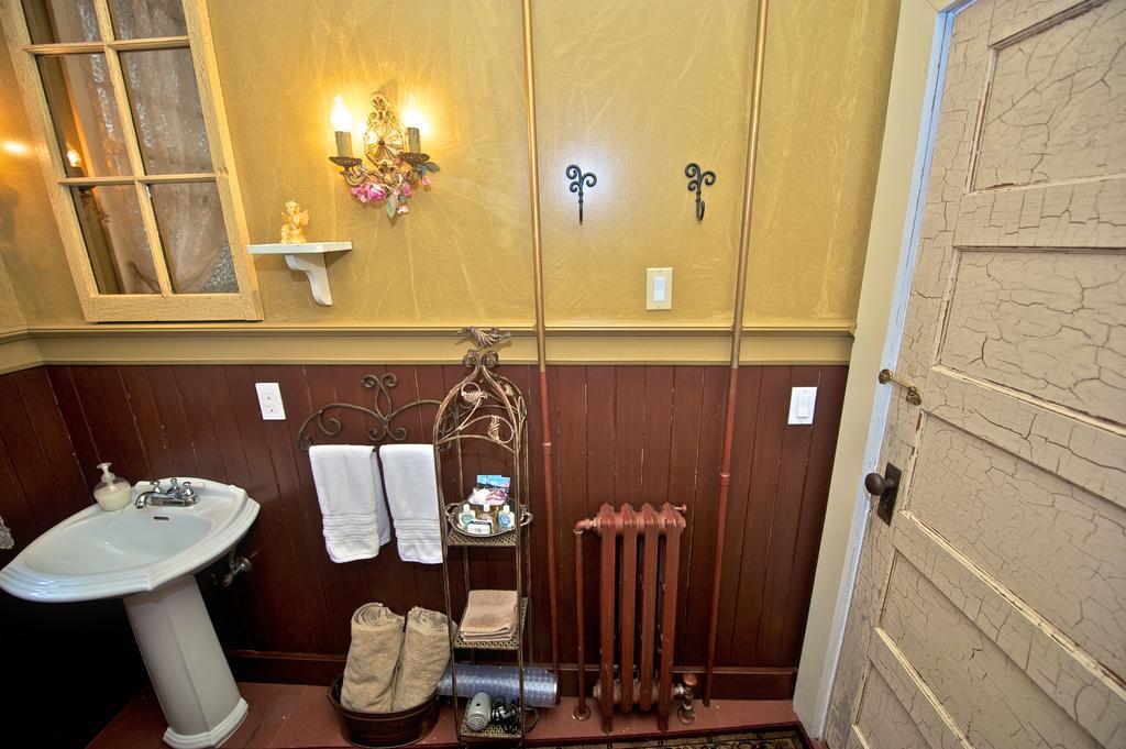 Clayburn Village Bed & Breakfast 3*