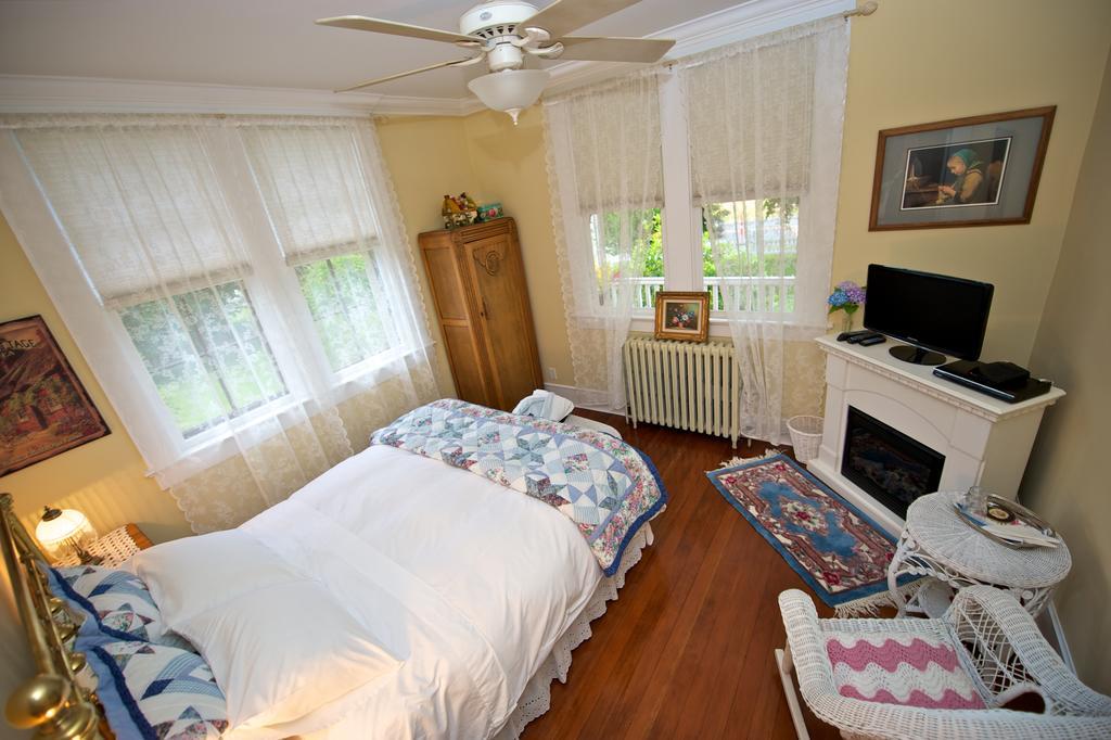 Clayburn Village Bed & Breakfast 3*