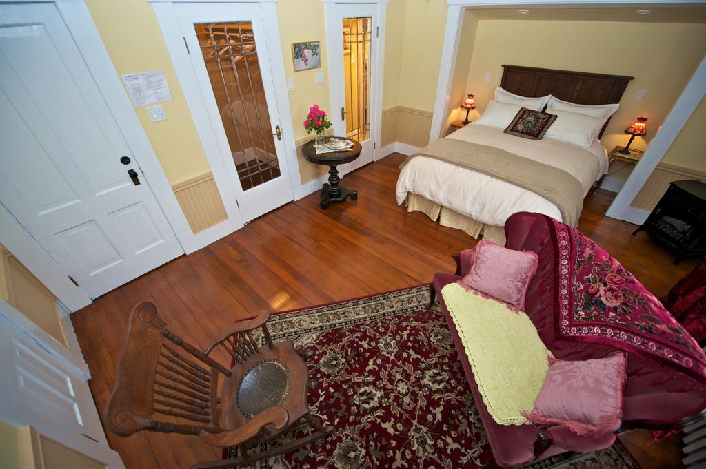 Bed & Breakfast Clayburn Village