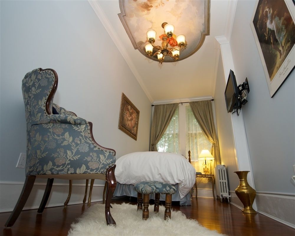 Bed & Breakfast Clayburn Village 3*