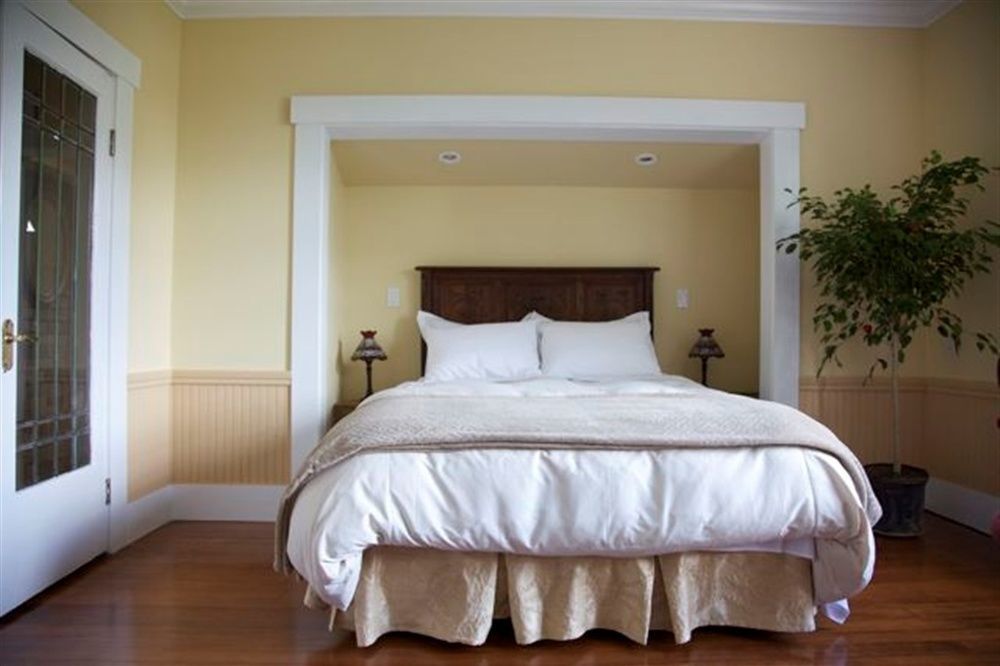 Clayburn Village Bed & Breakfast 3*
