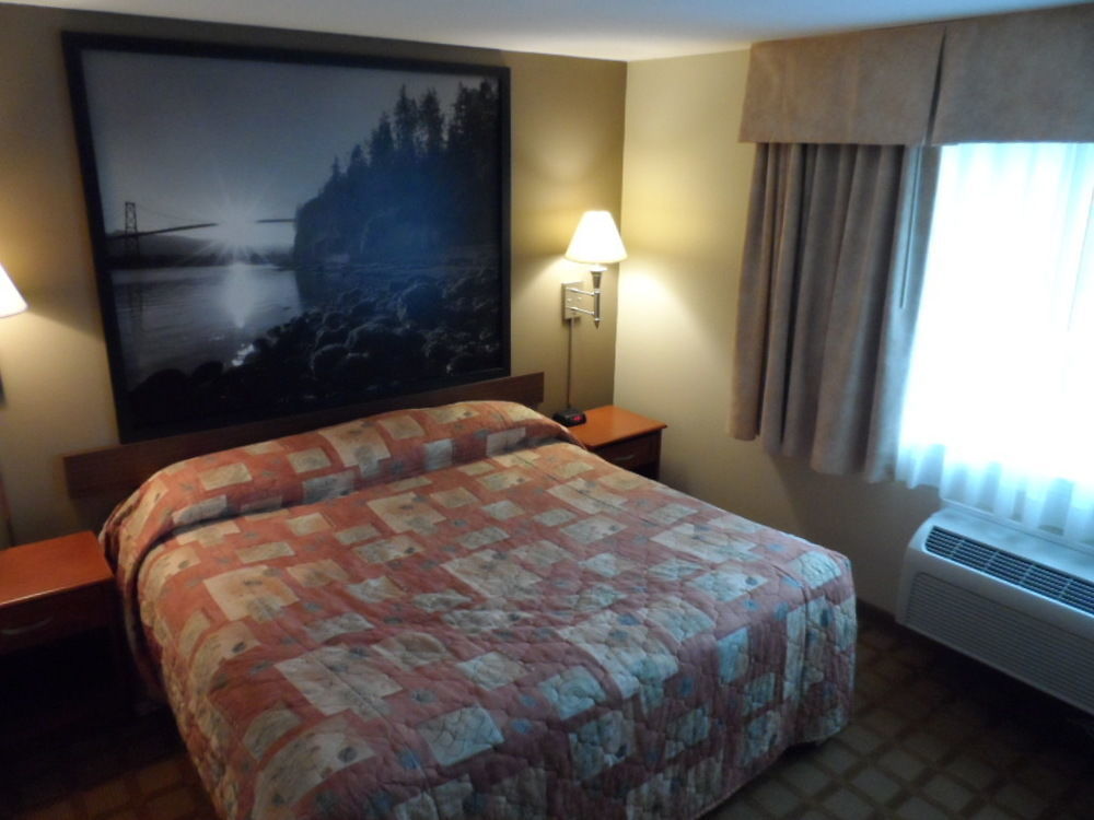 Super 8 By Wyndham Bc Hotel