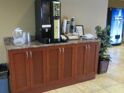 Super 8 By Wyndham Bc Hotel